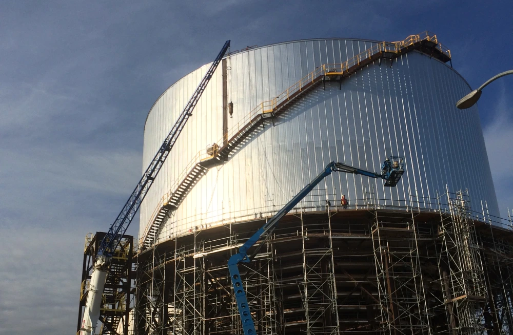 image of diluted bitumen froth tank under construction.